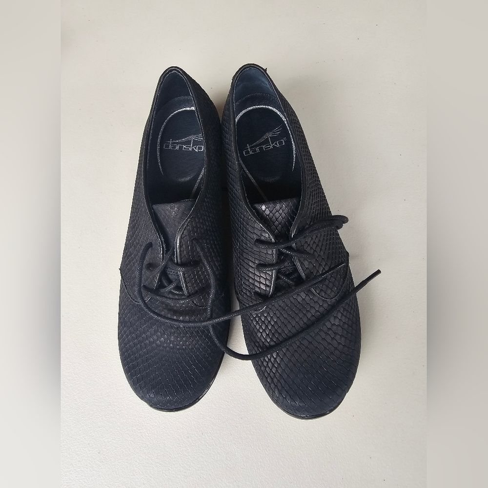 Dansko Olive Snake Black Oxfords Sleek SZ 36 Minimalist Design comfort walk